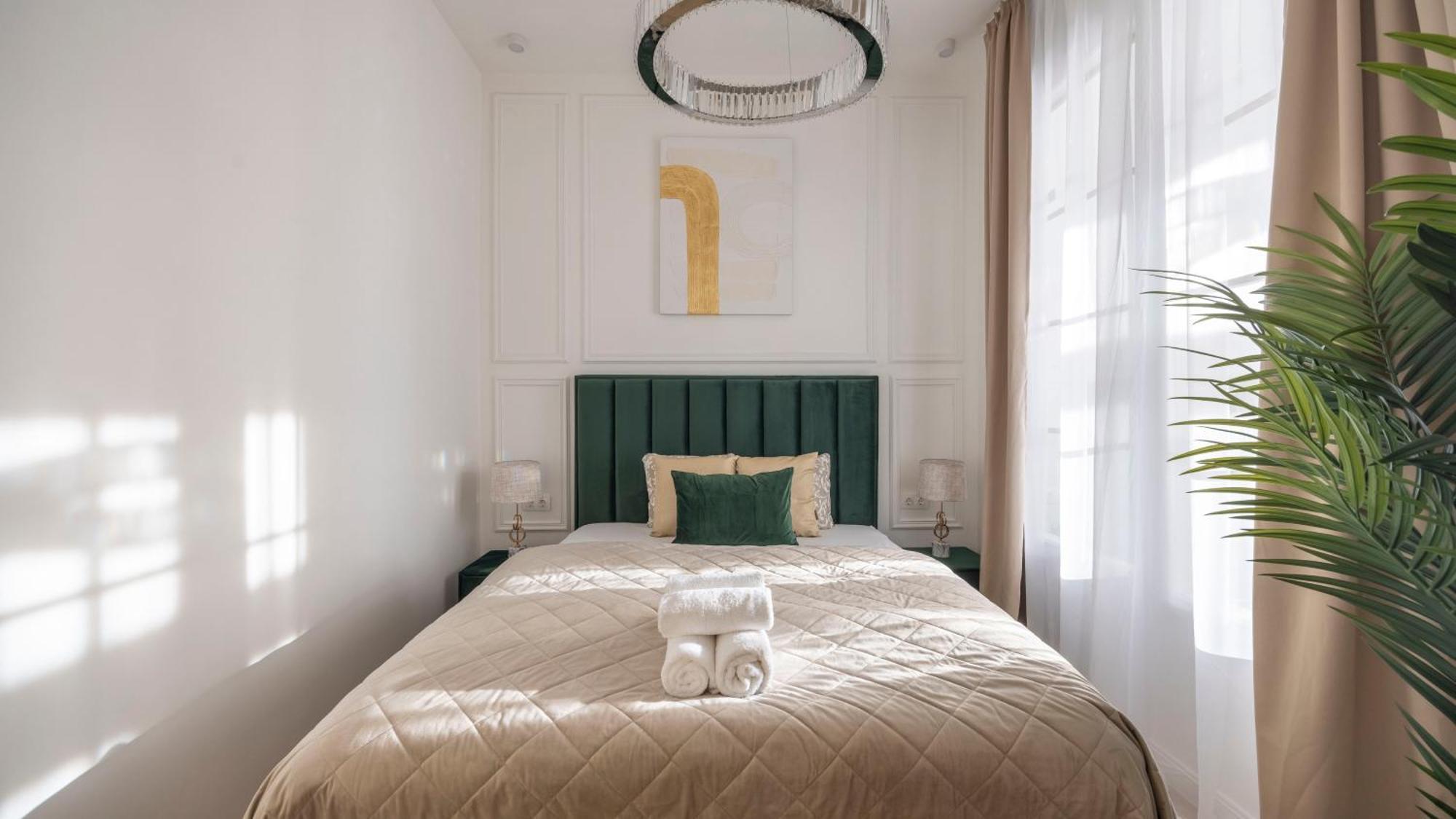 Luxurious Charming E47 Center By Prestige Homes Apartment
